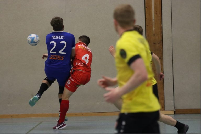 Und so passierte die Verletzung: Goalie Markus Bader (links) und Manuel Sutter prallen zusammen . . .