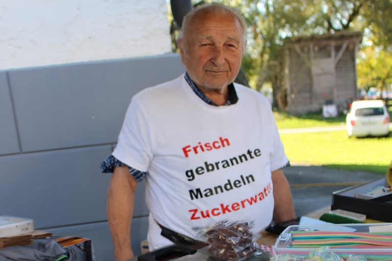 Jahrzehntelang machte er mit seinem legendären „Pfiefle“ auf sich aufmerksam, vor einigen Jahren gab er sich mit einem Werbe-T-Shirt ausgesprochen cool.