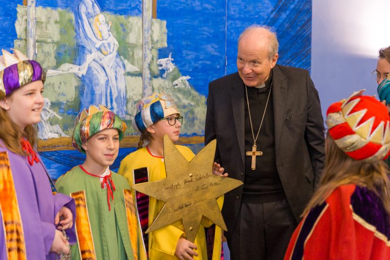 Der Kardinal zeigte sich einmal mehr begeistert vom Einsatz der Sternsinger. <span class="copyright">Erzdiözese Wien/Stephan Schönlaub</span>