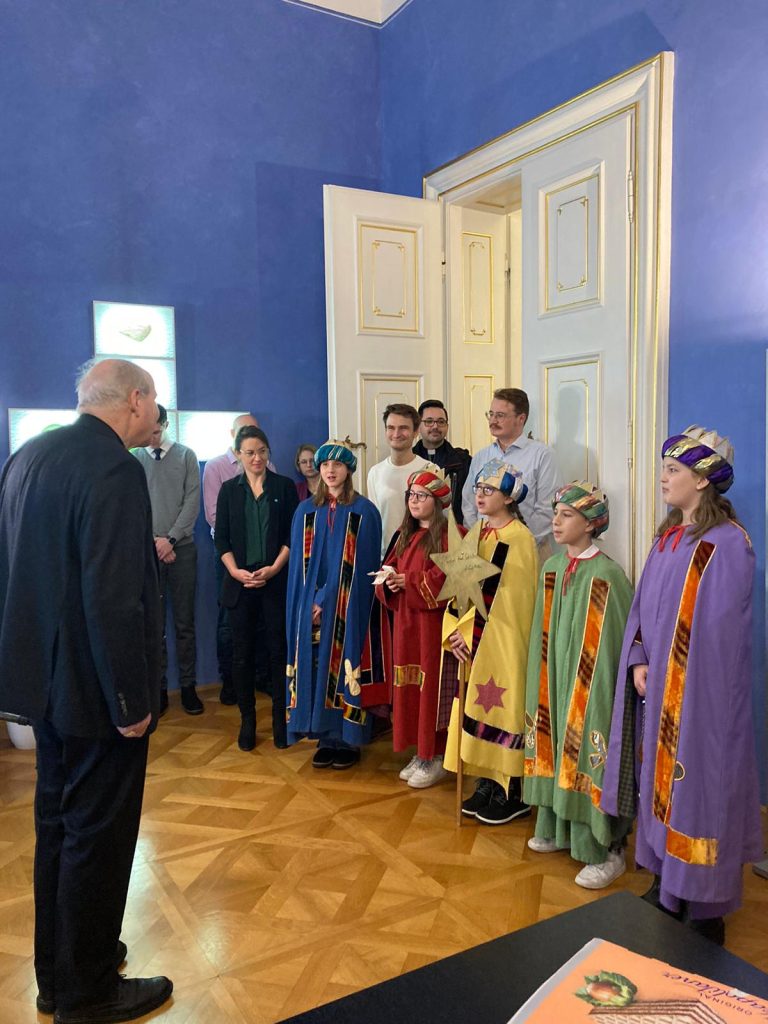 Traditionell besuchte eine Sternsingerdelegation zum Beginn der Dreikönigsaktion Kardinal Christoph Schönborn in Wien. <span class="copyright">Erzdiözese Wien/Stephan Schönlaub</span>