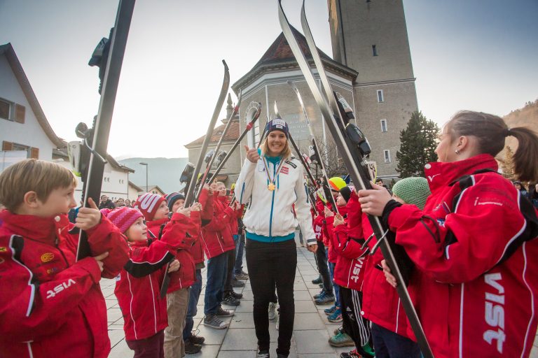Empfang von Elisabeth Kappaurer in Bezau nach ihrer WM-Goldenen bei den Junioren-Titelkämpfen 2014 in Jasna. <span class="copyright">Steurer</span>