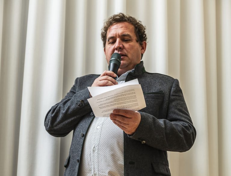 Bürgermeister Andreas Dobler bedankte sich bei den Mitarbeitenden der Bibliothek Satteins.
