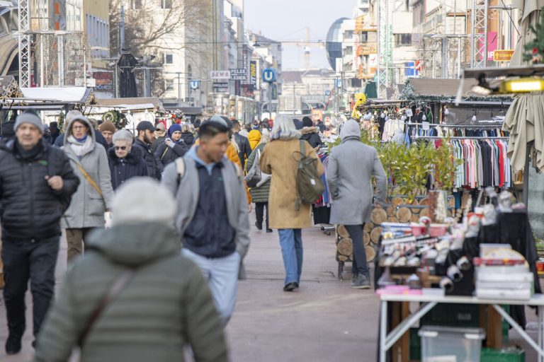 82 Prozent der Befragten glauben, dass uns die verschiedenen Krisen wie Teuerung und Inflation auch 2024 noch intensiv beschäftigen werden. APA/TOBIAS STEINMAURER
