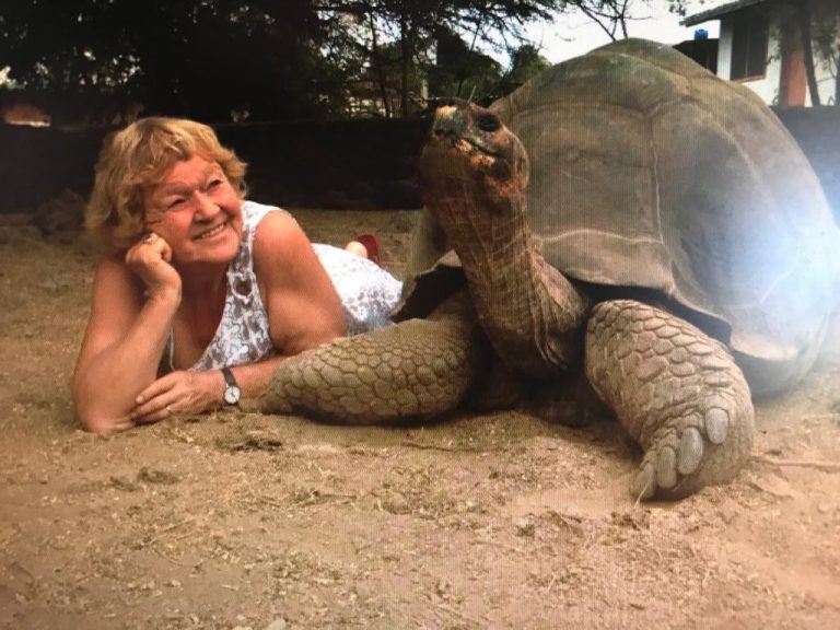 Margit Niedermaier auf den Galapagos-Inseln. Sie hat keine Scheu vor der Riesenschildkröte.  