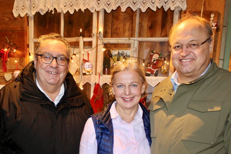 Stammkunde und „Krauthobler“ Wolfgang Herburger  (l.) tauschte beim Smalltalk mit Burgi Reiner und Bürgermeister Elmar Rhomberg Anekdoten aus der zu Ende gegangenen Hofladenzeit aus.