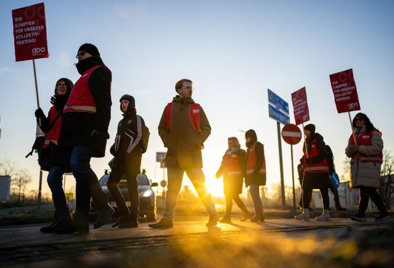 Warnstreik nach sechs ergebnislosen Verhandlungsrunden über einen neuen Kollektivvertrag im Handel am Dienstag, 19. Dezember 2023, am Kreisverkehr im Gewerbepark Stadlau. <span class="copyright">APA/GEORG HOCHMUTH</span>