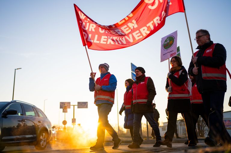 Warnstreik nach sechs ergebnislosen Verhandlungsrunden über einen neuen Kollektivvertrag im Handel am Dienstag, 19. Dezember 2023, am Kreisverkehr im Gewerbepark Stadlau. <span class="copyright">APA/GEORG HOCHMUTH</span>