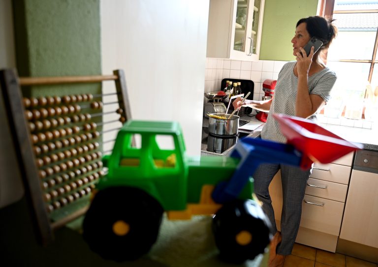 Ein Grund, länger erwerbstätig zu sein: Pensionsansprüche sammeln, die aufgrund mehrerer Jahre mit Arbeit im Haushalt und für die Familie nicht zustande gekommen sind. <span class="copyright">Foto: APA</span>