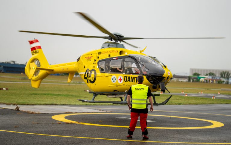 Mit einem Rettungshubschrauber musste Samer Baldawi am 20. August 2023 vom Fußballplatz in Egg weggeflogen werden. <span class="copyright">Symbolbild APA</span>