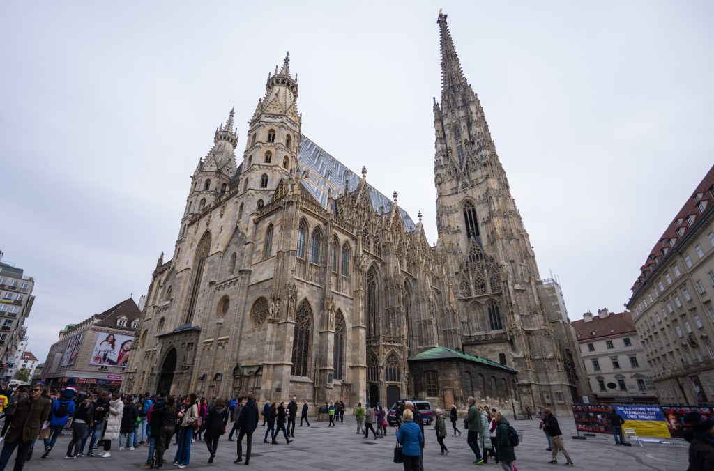 Gefahrenlage: Erhöhte Sicherheitsmaßnahmen und Festnahmen in Wien