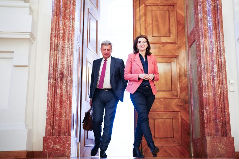 Sichtlich erfreut zeigte sich Justizministerin Alma Zadic (r.), Martin Kreutner (l.) für die Leitung der Untersuchungskommission im Ressort gewonnen zu haben. <span class="copyright">APA/Eva Manhart</span>