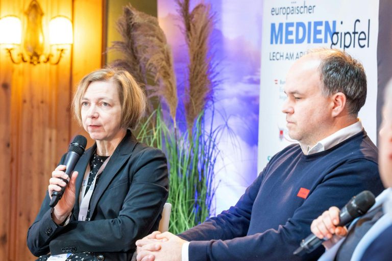 Katharina Schell, stellvertretende APA-Chefredakteurin und prononcierte Expertin für Künstliche Intelligenz und Gerold Riedmann, Chefredakteur der Vorarlberger Nachrichten, am Freitag, 1. Dezember 2023, beim 15. Europäischen Mediengipfels in Lech am Arlberg. <span class="copyright">APA/LECH ZüRS TOURISMUS/FLORIAN LECHNER</span>