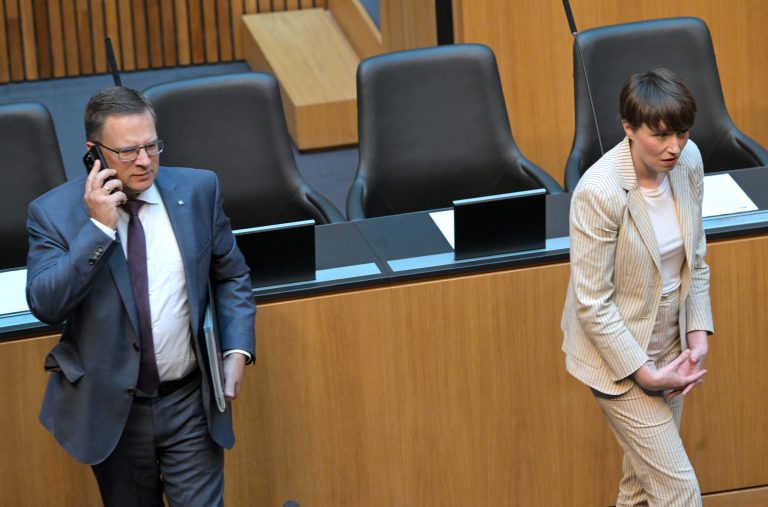 Immer wieder wird den beiden Klubobleuten der Regierungsparteien, August Wöginger (l.) und Sigrid Maurer (r.), zugeschrieben, die Koalition zusammenzuhalten. <span class="copyright">APA/Roland Schlager</span>