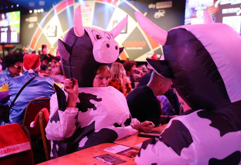 Bunte Kostüme gehören zum Event im Alexandra Palace. <span class="copyright">Adrian DENNIS/AFP</span>