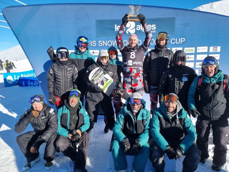 Die große Freude über den zweiten Platz bei seinem Comeback-Rennen war Alessandro Hämmerle bei der Siegerehrung klar anzusehen.snowboard Austria