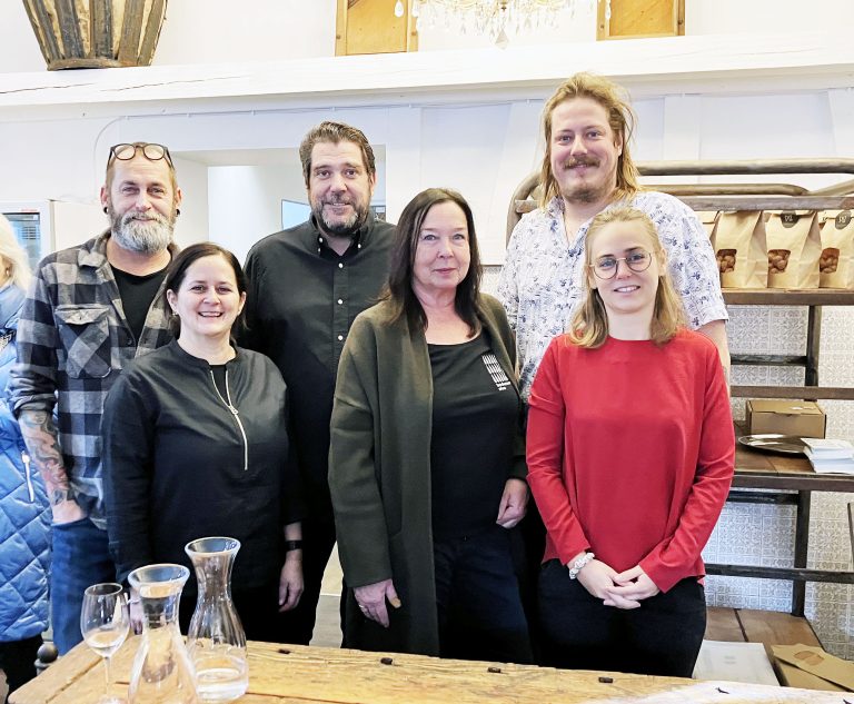 Manfred Bischelsberger mit Beate, Harald Köhlmeier mit Sabine und Daniel Köllinger mit Sabrina bei der Eröffnung in der Alten Sennerei im Ortszentrum von Hard.