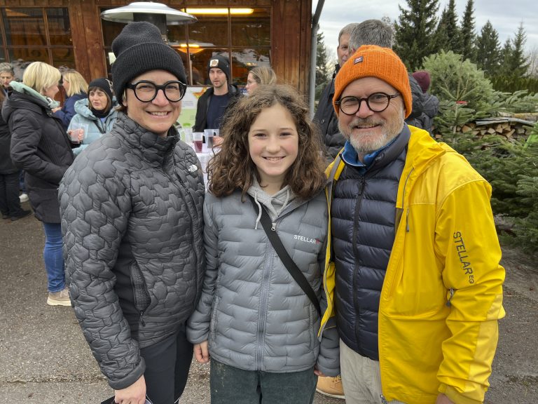 Annabell, Flora und Gerhard Stübe kamen zum Christbaumschneiden.