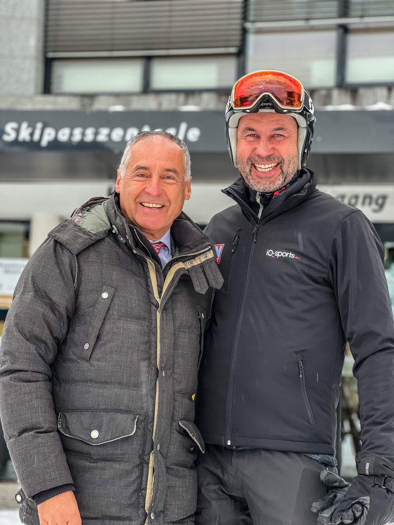 Markus Walch (l,) von der Raiffeisenbank Lech kam vorbei und wünschte dem Team, im Bild mit Führungsfahrer Gerhard Wagner (IP Sports), alles Gute. <span class="copyright">Vaschauner</span>