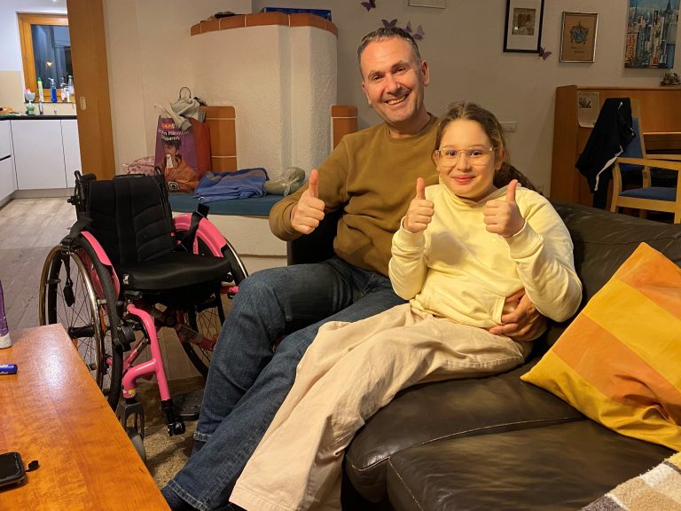 Aurora und Papa Valdet. Das querschnitssgelähmte Mädchen kämpft mit großem Einsatz für eine Verbesserung ihrer Mobilität. <span class="copyright">VN/Hämmerle</span>