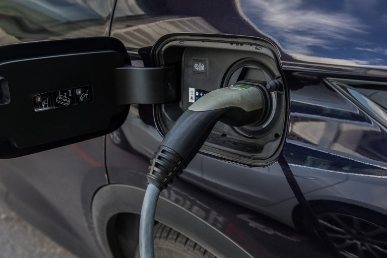 Etwas über 60 Kilometer sind rein elektrisch möglich.