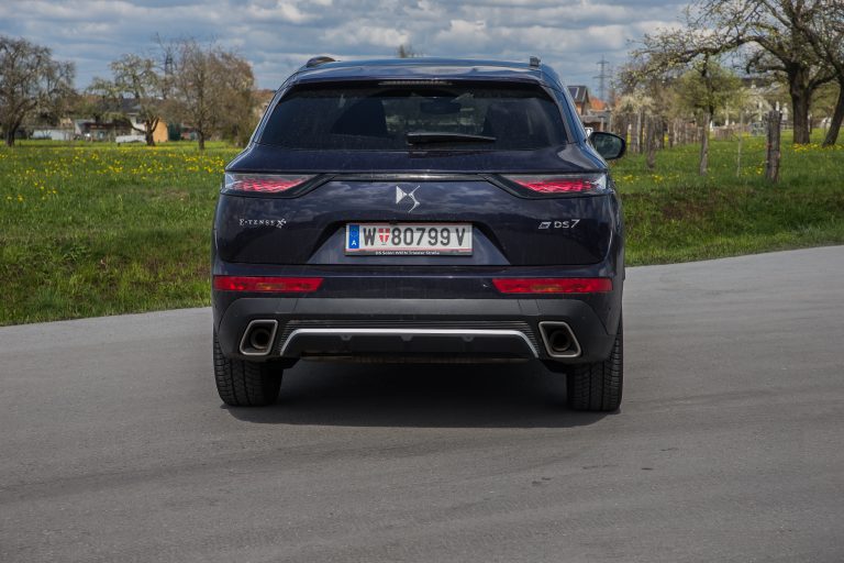 Stattliches 4,6 Meter langes SUV mit ordentlichem Kofferraum.