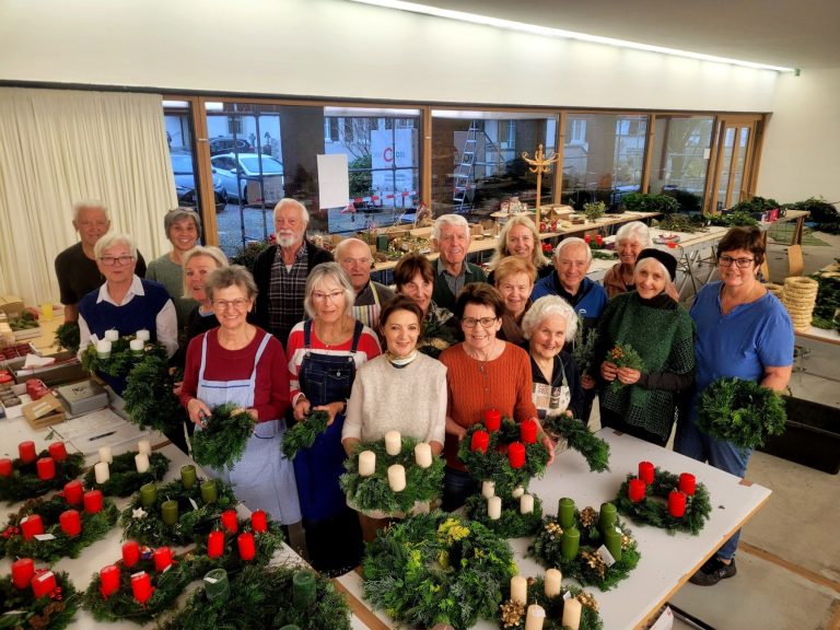 Das bewährte „Adventkranz-Team“ des Missionskreises der Pfarrgemeinde rund um die Organisatorinnen Petra Rührnschopf, Helga Alge, Anni Troy, Ingrid Hörburger und Gerda Rist kann sich über eine erfolgreiche Adventkranzwoche freuen. <span class="copyright">BMS/8</span>
