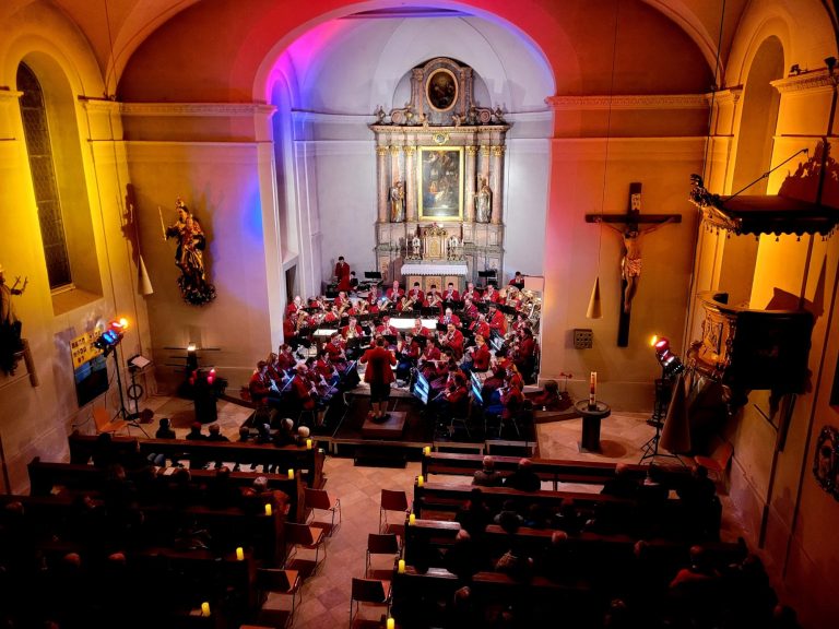 Ein besonderes Highlight im „Lochauer Advent 2023“ ist das vorweihnachtliche „Konzert zur Adventszeit“ des Musikvereines Lochau im stimmungsvollen Ambiente der Pfarrkirche.