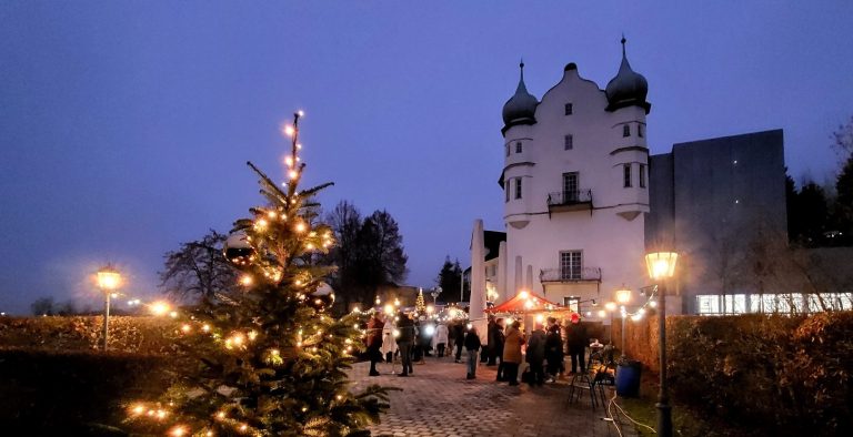 Im Rahmen des „Lochauer Adventzaubers 2023“ öffnete Schloss Hofen seine Tore und lud die Bevölkerung erstmalig zu einem Weihnachtsmarkt ein.