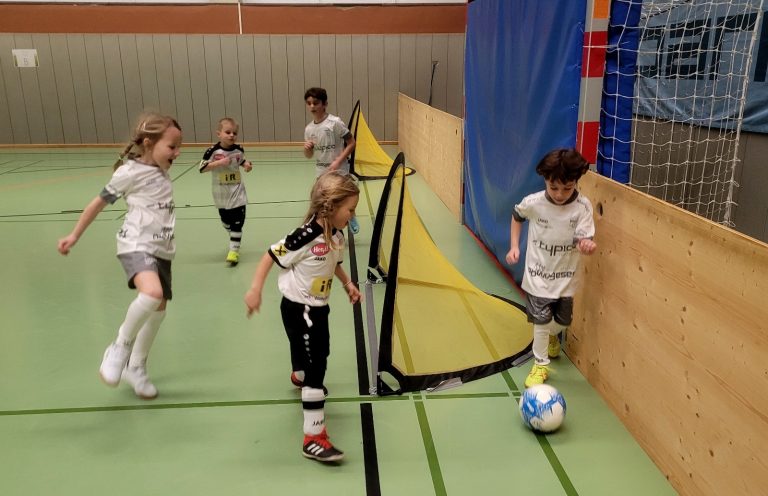 Für die Fußballjugend ist das „Spark7 Nachwuchs Hallenturnier“ in Lochau das besondere Highlight in der Winterpause. Über 90 Mannschaften sind bei diesem einmaligen Fußballevent aktiv mit dabei.