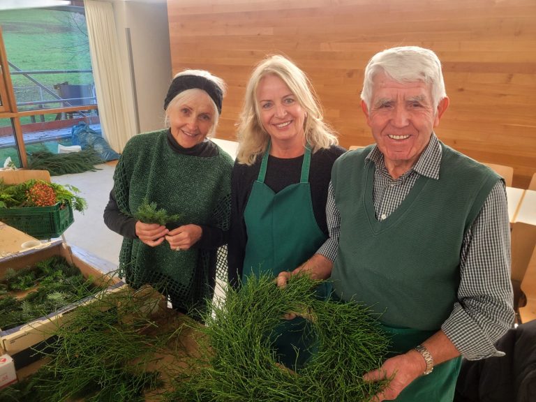 Zahlreiche Frauen und Männer der Pfarre sind bei der traditionellen „Adventkranzwoche“ des Missionskreises jedes Jahr miteinander fleißig an der Arbeit.