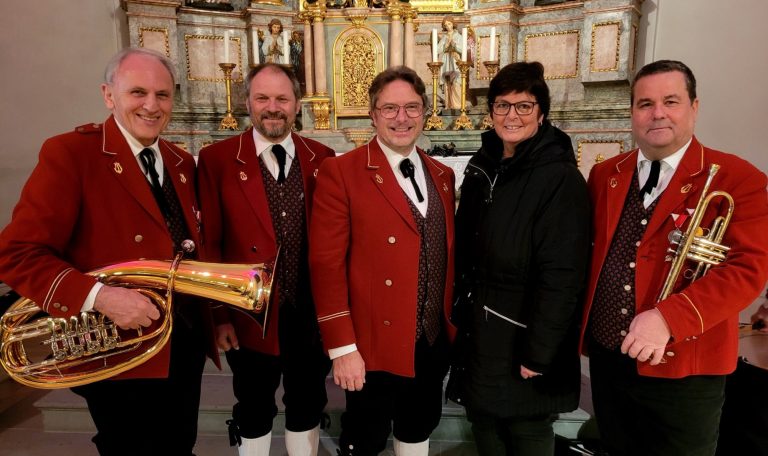 Dank an den Kapellmeister Harald Schele: Ehrenvorstand Wolfram Baldauf, Vorstand Helmut Immler, Kapellmeister Harald Schele, Kulturreferentin Petra Rührnschopf und Vize-Vorstand Achim Langegg.
