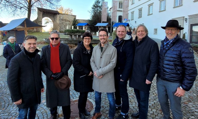 Harald Moosbrugger (Land Vorarlberg), Peter Vogler (Schloss Hofen), Kulturreferentin Petra Rührnschopf (Lochau), die Bürgermeister Lucas Greussing (Möggers), Nico Flachsenberger (Eichenberg), Frank Matt (Lochau) und Altbürgermeister Xaver Sinz (Lochau).