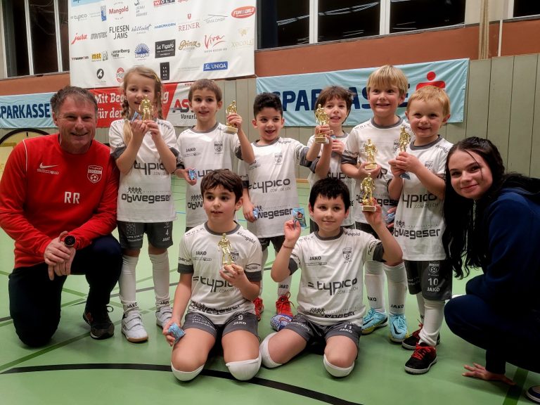 Beim „Spark7 Nachwuchs Hallenturnier“ in Lochau zeigen die jungen Talente begeistert ihre Turniergeschenke.