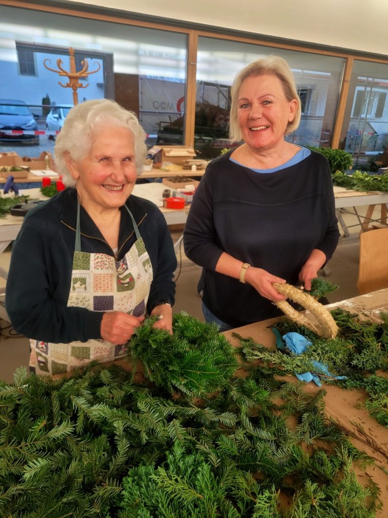 Über 50 Frauen und Männer waren die ganze Woche über mit Engagement und Begeisterung am Kranzen. So konnte in zahlreichen Familien am 1. Adventsonntag die erste Kerze „an einem heimischen Adventkranz“ angezündet werden.