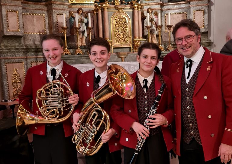 Zum ersten Mal mit dabei in der großen Musik die Jungmusikanten Annalena Faisst, Aaron Kucher und Elena Schmid, im Bild mit Kapellmeister Harald Schele. <span class="copyright">BMS/7</span>