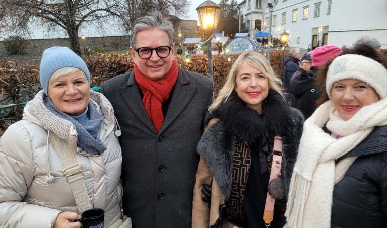 Andrea Themessel, Hausherr Peter und Irene Vogler, Astrid Marxer.