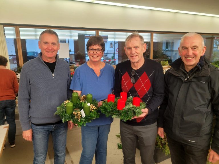 Segnung der Adventkränze: Gemeindeleiter Edgar Ferchl-Blum, Kirchenmesner Peter Grabher und Pfarrprovisor Paul Burtscher mit Organisatorin Petra Rührnschopf.