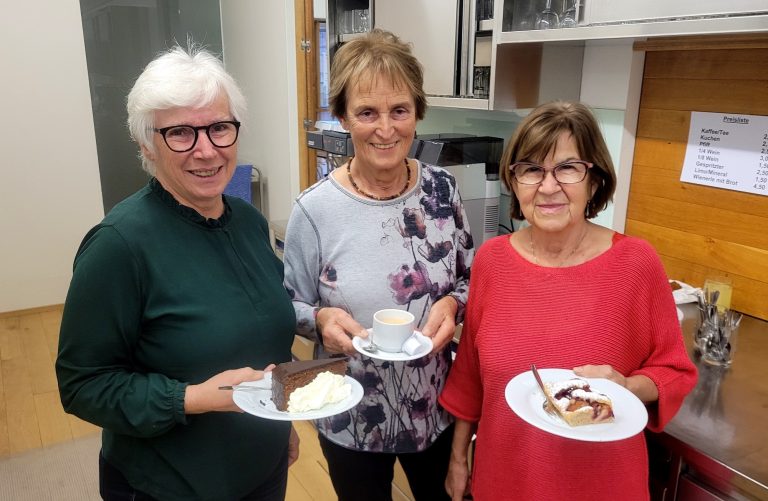 Der Duft nach frischem Tannenreisig, nach brennenden Kerzen, nach Kaffee und Kuchen lud die Besucher natürlich auch zum gemütlichen Hock im „Adventcafe“ ein.