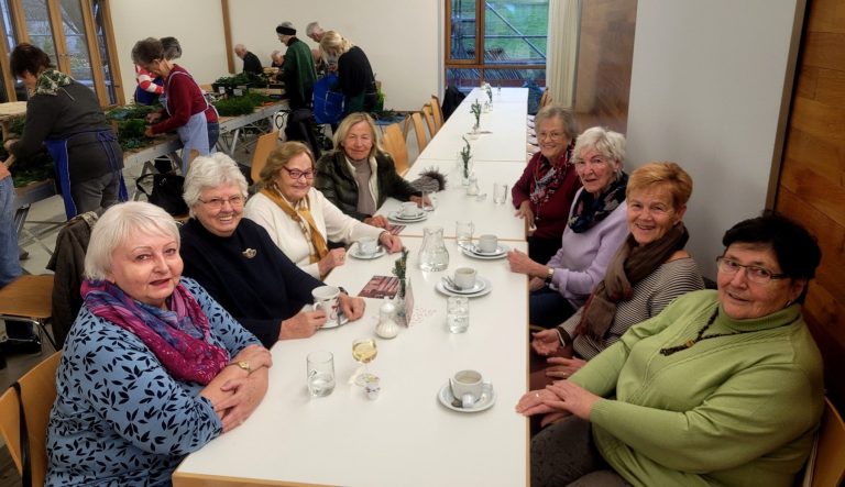 Der Duft nach frischem Tannenreisig, nach brennenden Kerzen, nach Kaffee und Kuchen luden die Besucher natürlich auch zum gemütlichen Hock im „Adventcafe“ ein.