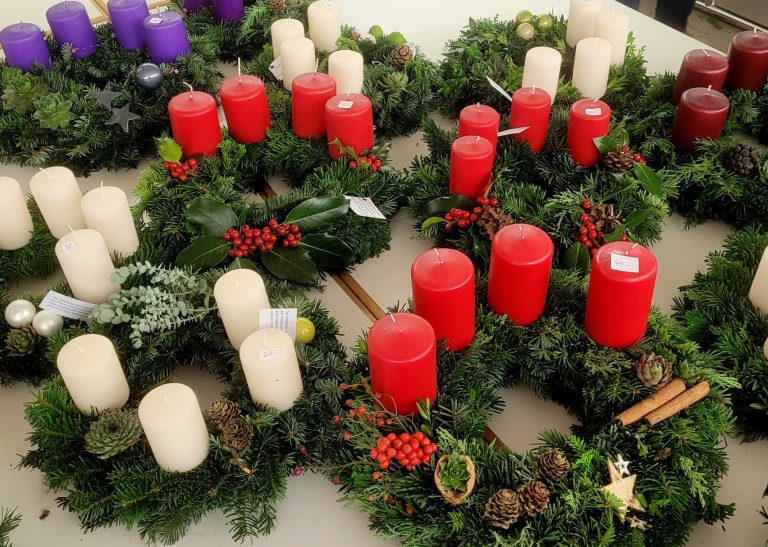 Diese prächtigen Kränze, kunstvoll gebunden und liebevoll dekoriert, wurden zum Symbol der vorweihnachtlichen Freude und Gemeinschaft in der Gemeinde.