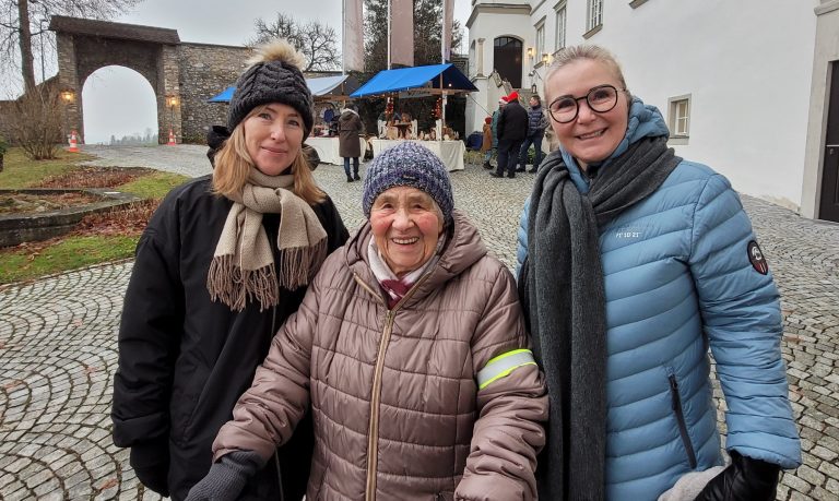 Margarete und Marianne Troy mit Pflegerin Gabriela aus der Nachbarschaft.
