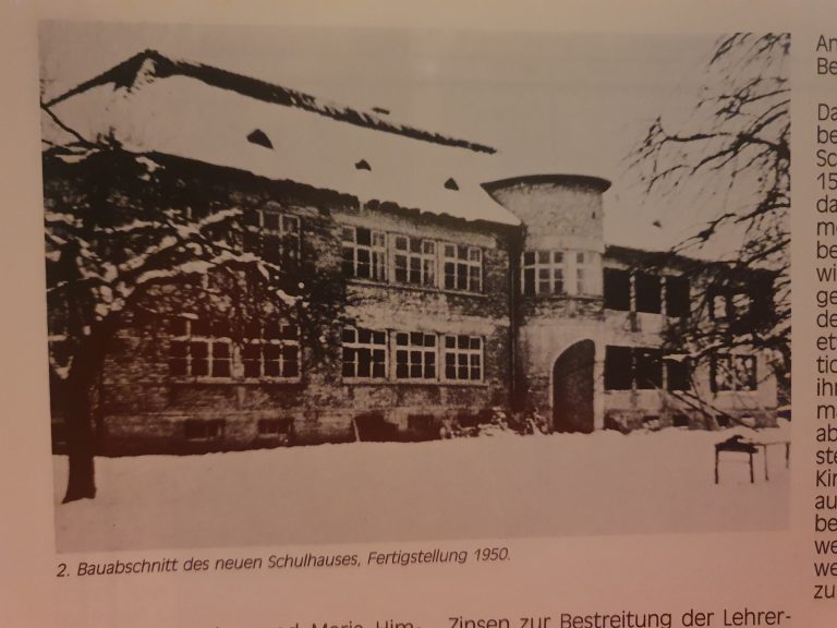 Der zweite Bauabschnitt des neuen Schulhauses mit Fertigstellung 1950.