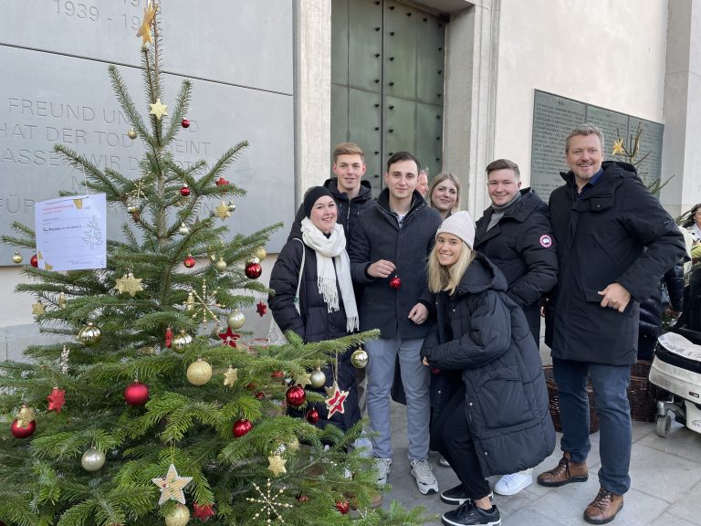 Florian Isele (v.r.), Philipp Peitler und Azra Grahovic mit den Lehrlingen Natalja, David, Erik<br>und Aline. (Raiffeisen Dornbirn).
