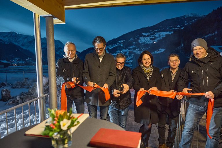v.l.: Peter Marko (Geschäftsführer, Silvretta Montafon), Gerhard Burtscher (Vorstandsvorsitzender BTV), Helmut Salzgeber (Rhomberg Bau), Monika Vonier (Landtagsvizepräsidentin), Christian Pfister (Bauleitung Hochbau, Silvretta Montafon), Martin Oberhammer (Geschäftsführer, Silvretta Montafon)
