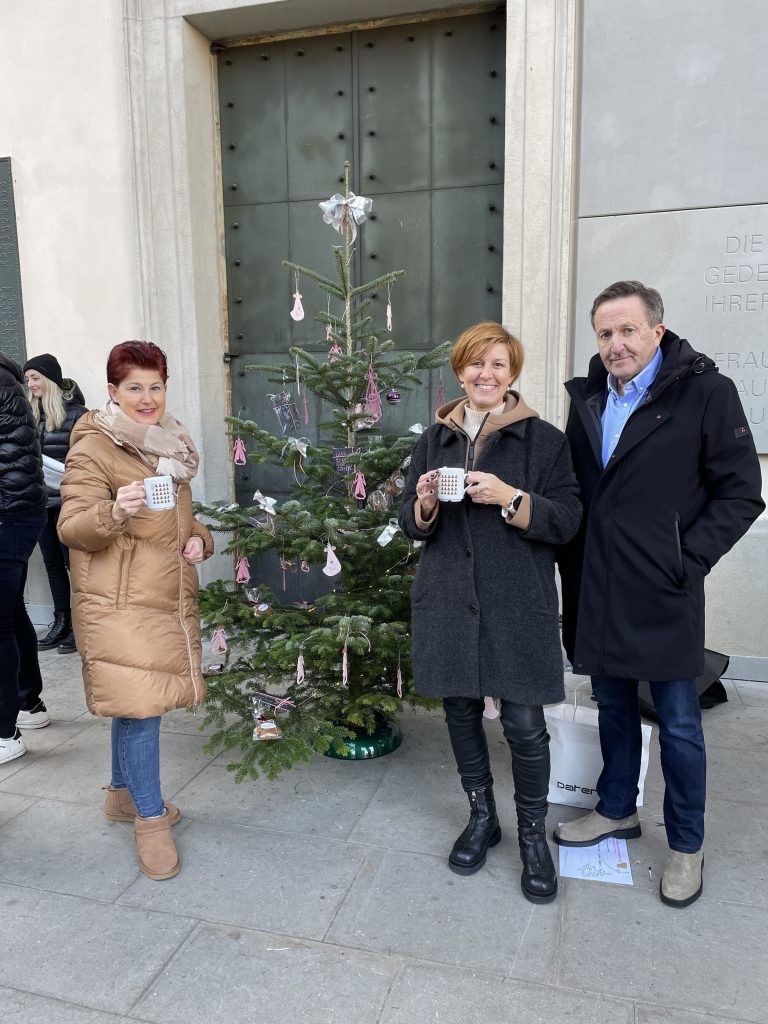 Engel zierten den Baum von Susanne Paterno, Heidi Mark und Ambros Mayer von inside<br>Dornbirn. 