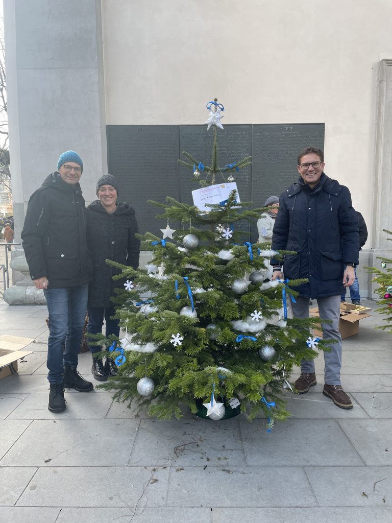 Winterlich präsentierte sich der Hypo-Baum, geschmückt von Egon und Brigitte Gunz sowie<br>Richard Karlinger.