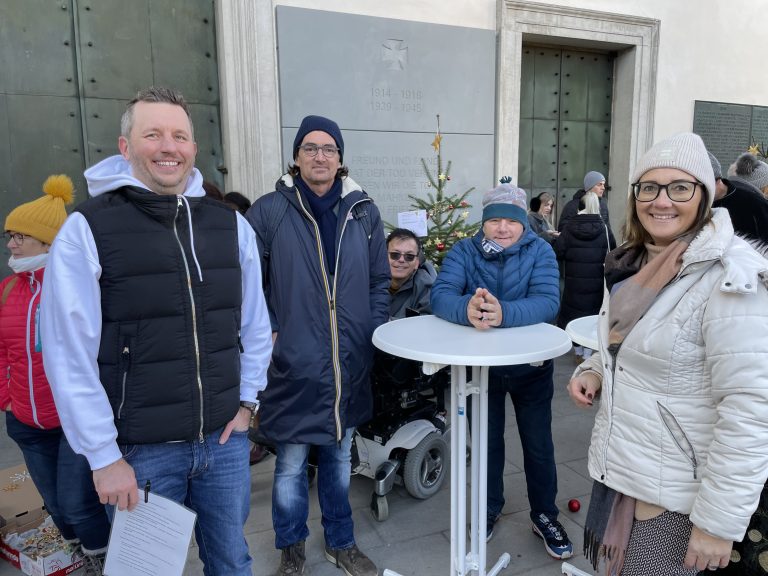 Moderator Christian Holzer, Alexander Schwantner (Lebenshilfe Fundraising), Klaus Brunner<br>(Selbstvertreter, Lebenshilfe Vorstandsmitglied), Moderator Didi Butzerin und Daniela Fröhle<br>(Lebenshilfe Vereinsmanagement).