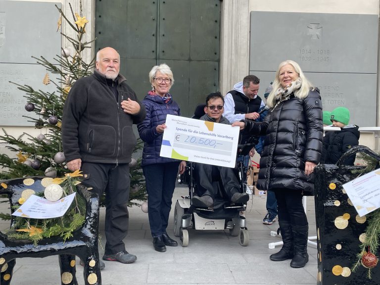 Die Lebenshilfe Vorstandsmitglieder Gerhard Huber, Adriane Feurstein und Klaus Brunner<br>sowie Lebenshilfe Geschäftsführerin Michaela Wagner-Braito, mit dem Ergebnis der Versteigerung. <span class="copyright">Lebenshilfe Vorarlberg</span>