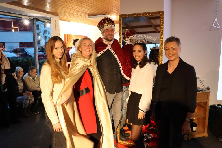 Jana Heinzle (l.) mit Galeristin Cynthia Lind, Fotokünstler Erik Bont, Freundin Caroline Heinzle und Schwester Ingrid Bont. <span class="copyright">AME</span>