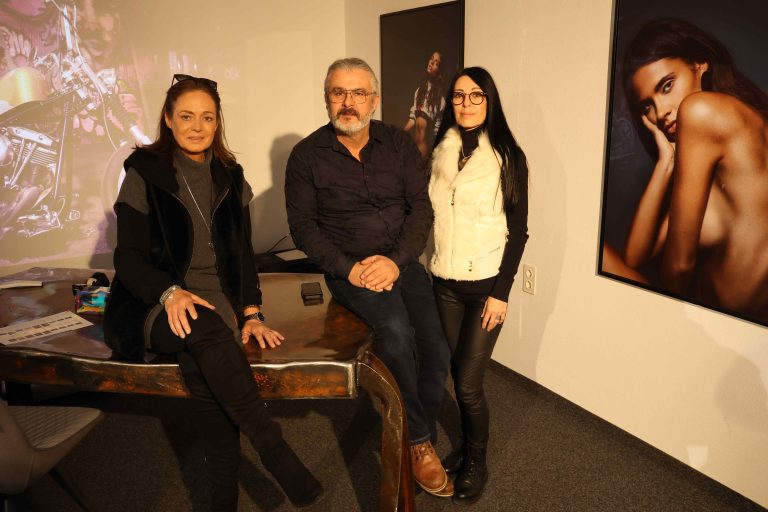 Susanne Beck (l.) sowie Metallkünstler Peter Nutt und Bettina Vonbun.